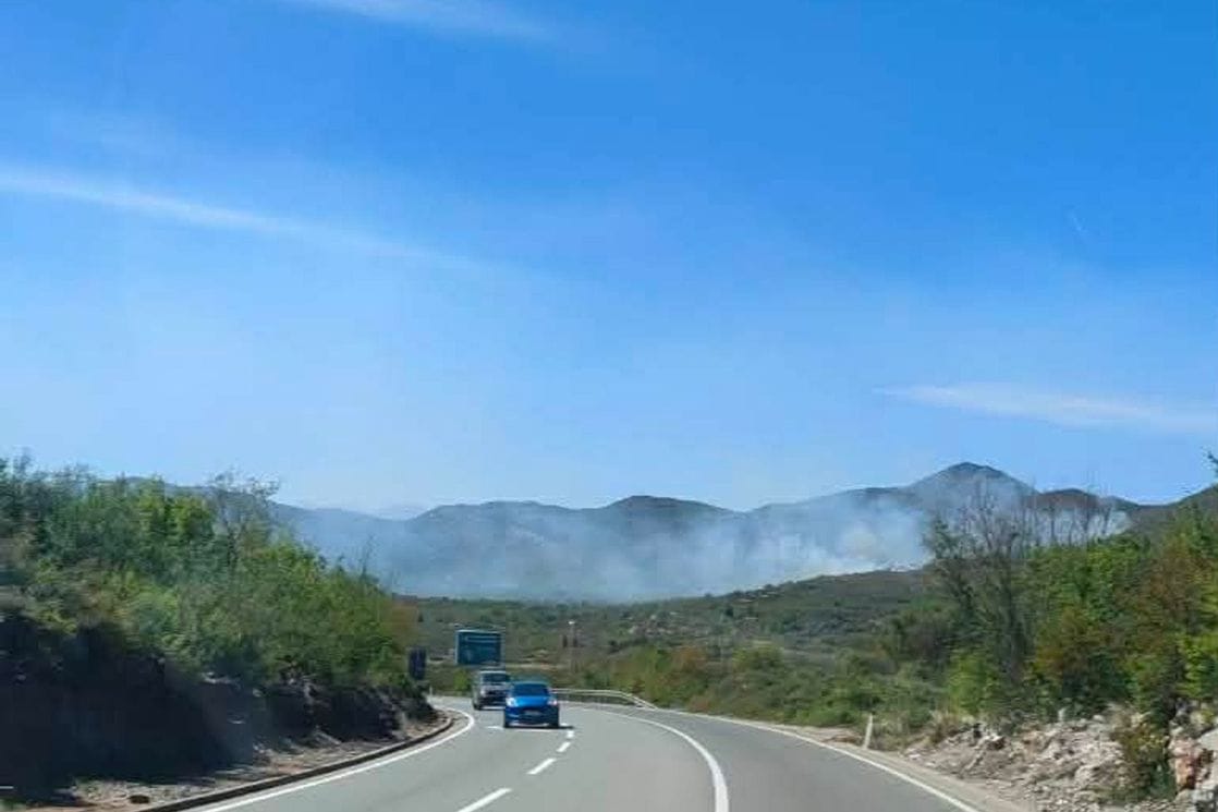 Podgorica: Požar kod Barutane, vatrogasci na terenu