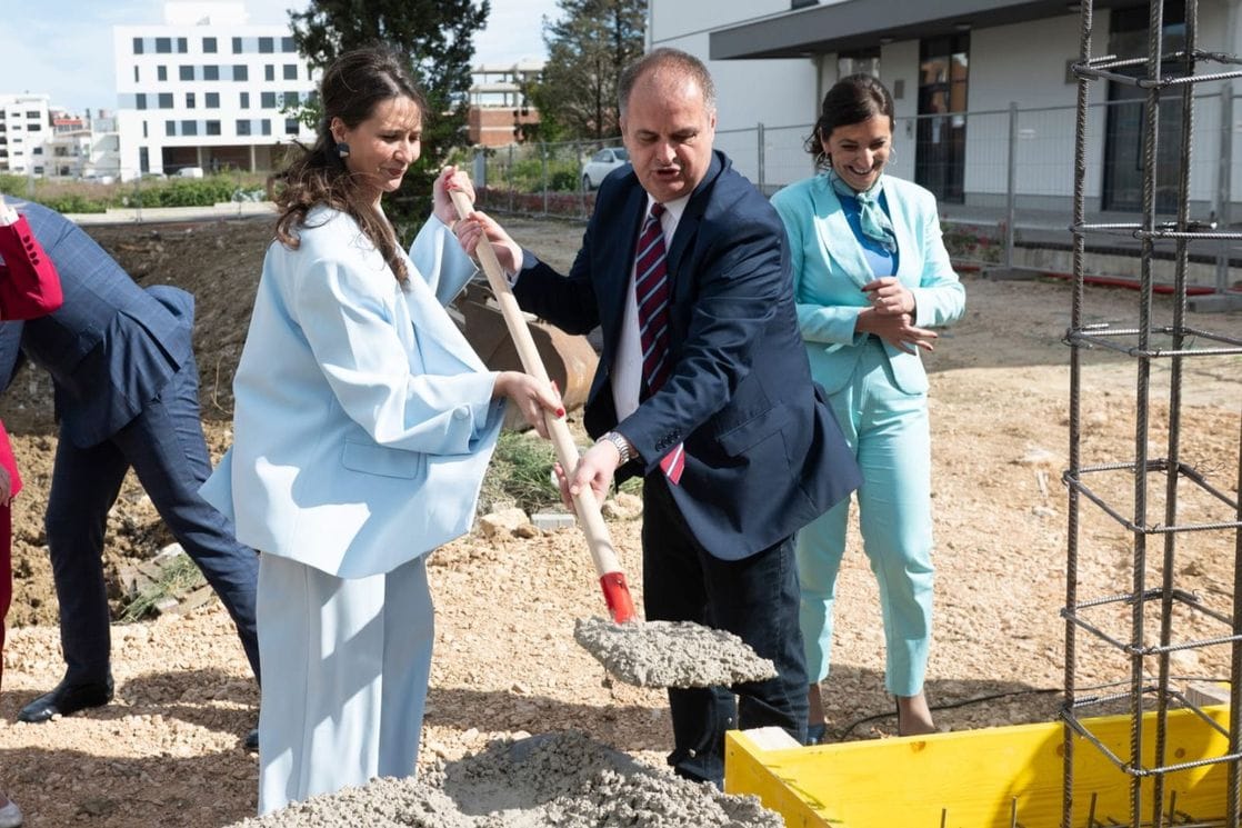 (FOTO) Unapređenje obrazovne infrastrukture: Postavljen kamen temeljac za novi vrtić u Ulcinju