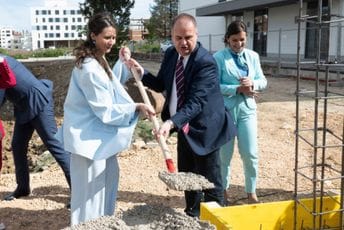 (FOTO) Unapređenje obrazovne infrastrukture: Postavljen kamen temeljac za novi vrtić u Ulcinju