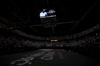 Pogledajte kako su se navijači Partizana oprostili od Duška Vujoševića (VIDEO)