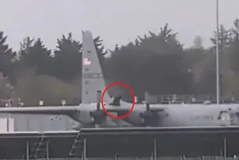 (VIDEO) "Sjekirom na letilicu": Muškarac se popeo na američki vojni avion na aerodromu u Irskoj i oštetio ga