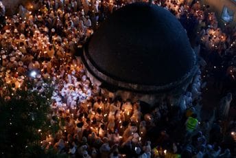 Veliki broj vjernika okupio se da dočeka spuštanje Blagodatnog ognja u Hramu Svetog groba u Jerusalimu