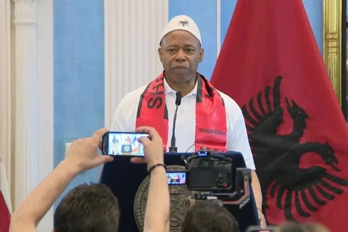 Bivši gradonačelnik Njujorka dobio albansko državljanstvo, sin mu već živio u Tirani