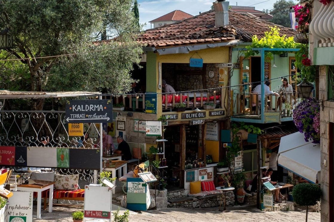 Lopov dva puta u toku noći opljačkao suvenirnicu u Baru: Odnio 1.250 eura i nakit