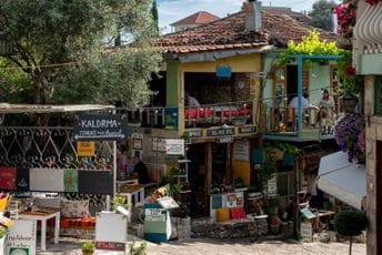 Lopov dva puta u toku noći opljačkao suvenirnicu u Baru: Odnio 1.250 eura i nakit