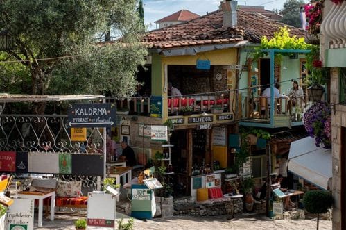 Lopov dva puta u toku noći opljačkao suvenirnicu u Baru: Odnio 1.250 eura i nakit