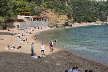 Sunčan dan 'izmamio' kupače u Budvi: Pogledajte kako je na Mogrenu (FOTO)