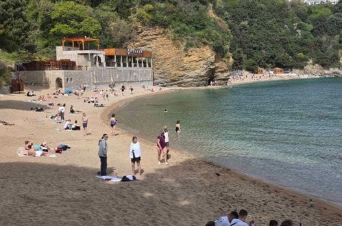 Sunčan dan 'izmamio' kupače u Budvi: Pogledajte kako je na Mogrenu (FOTO)