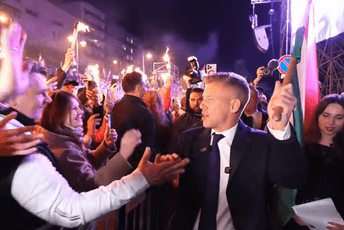 Neobične scene: Peter Mađar šeta ulicama Budimpešte i pozdravlja nepregledne mase građana