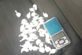 Uhapšene tri osobe u Nikšiću zbog ulične prodaje narkotika, pronađeno 41 pakovanje kokaina