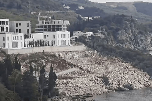 U Kamenovu devastirali obalu, na Slovenskoj plaži izlili betonske stubove