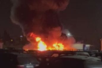 (VIDEO) Požar na automobilima u kasarni u Maslinama: U gašenju učestvovala četiri vozila sa osam vatrogasaca