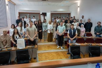 Mladi u Tuzima učili o EU; Rukaj: Cilj nam je da podstaknemo interesovanje mladih da budu aktivni u stvaranju budućnosti zajednice Mladi u Tuzima učili o EU; Rukaj: Cilj nam je da podstaknemo interesovanje mladih da budu aktivni u stvaranju budućnosti zajednice