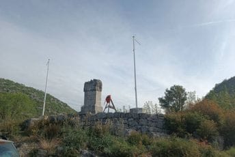 Sa spomenika na Carevom lazu ukradena državna i zastava prijestonice