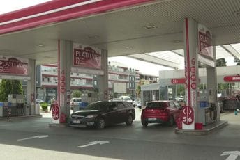 (VIDEO) Vozačima neosjetan pad cijena goriva, turisti kažu da je jeftinije nego kod njih