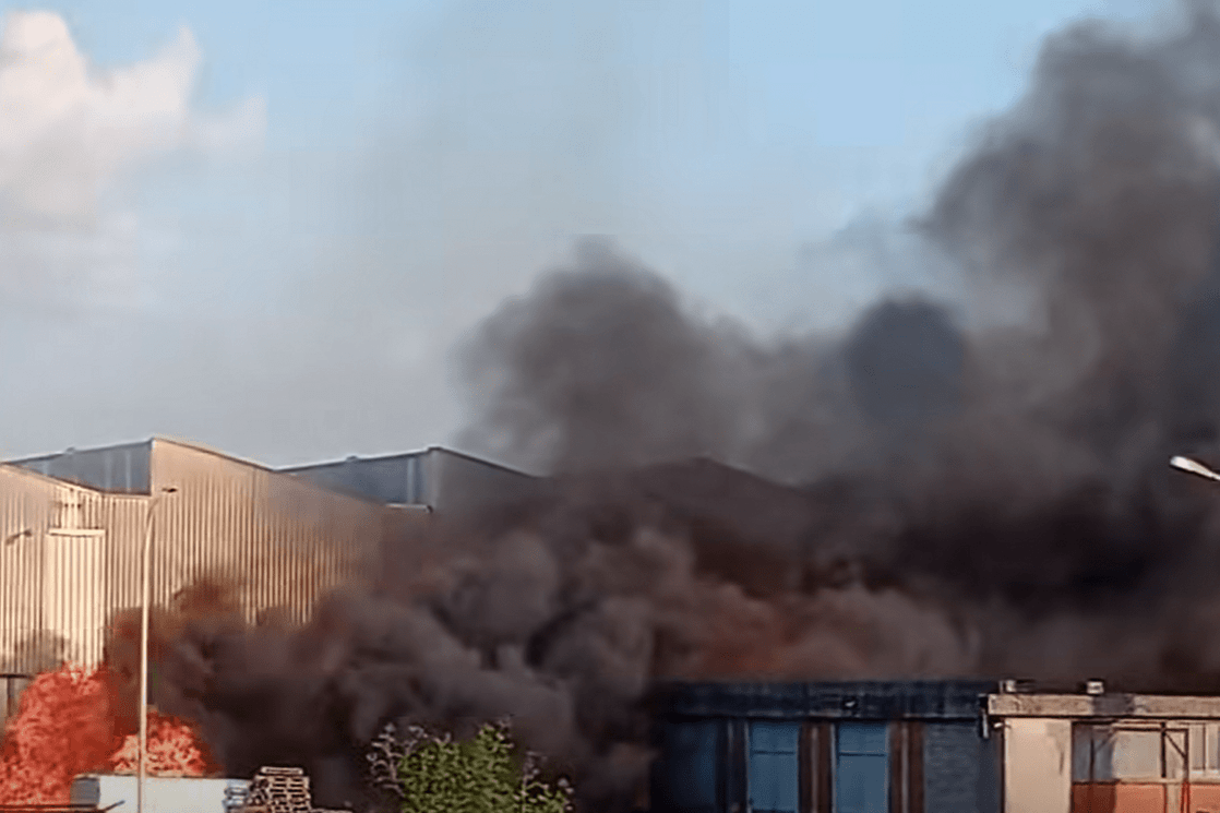 Vatrogasci na terenu: Požar kod skladišta u podgoričkom naselju Zelenika