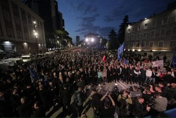 Opet neredi u Tirani: Demonstranti bacali Molotovljeve koktele ka Vladi, policija odgovorila suzavcima