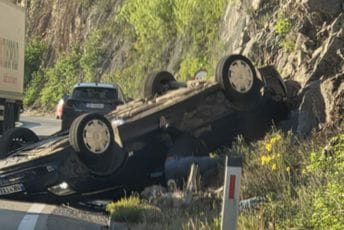 Udes kod Drenoštice, vozilo završilo na krovu