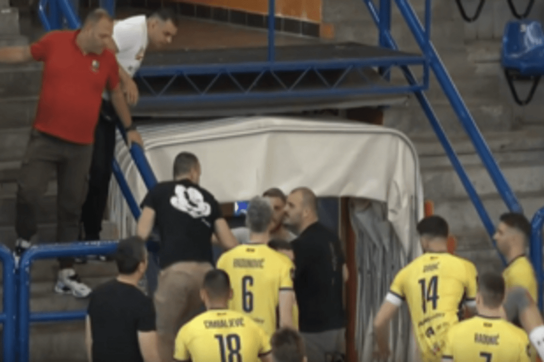 Nevjerovatne scene u Budvi: Radunović napustio teren usred igre, krenuo da se bije? (VIDEO)