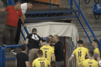 Nevjerovatne scene u Budvi: Radunović napustio teren usred igre, krenuo da se bije? (VIDEO)