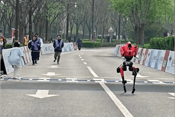 (VIDEO) Pogledajte kako trči: Humanoidni robot oborio ljudski rekord na polumaratonu u Pekingu
