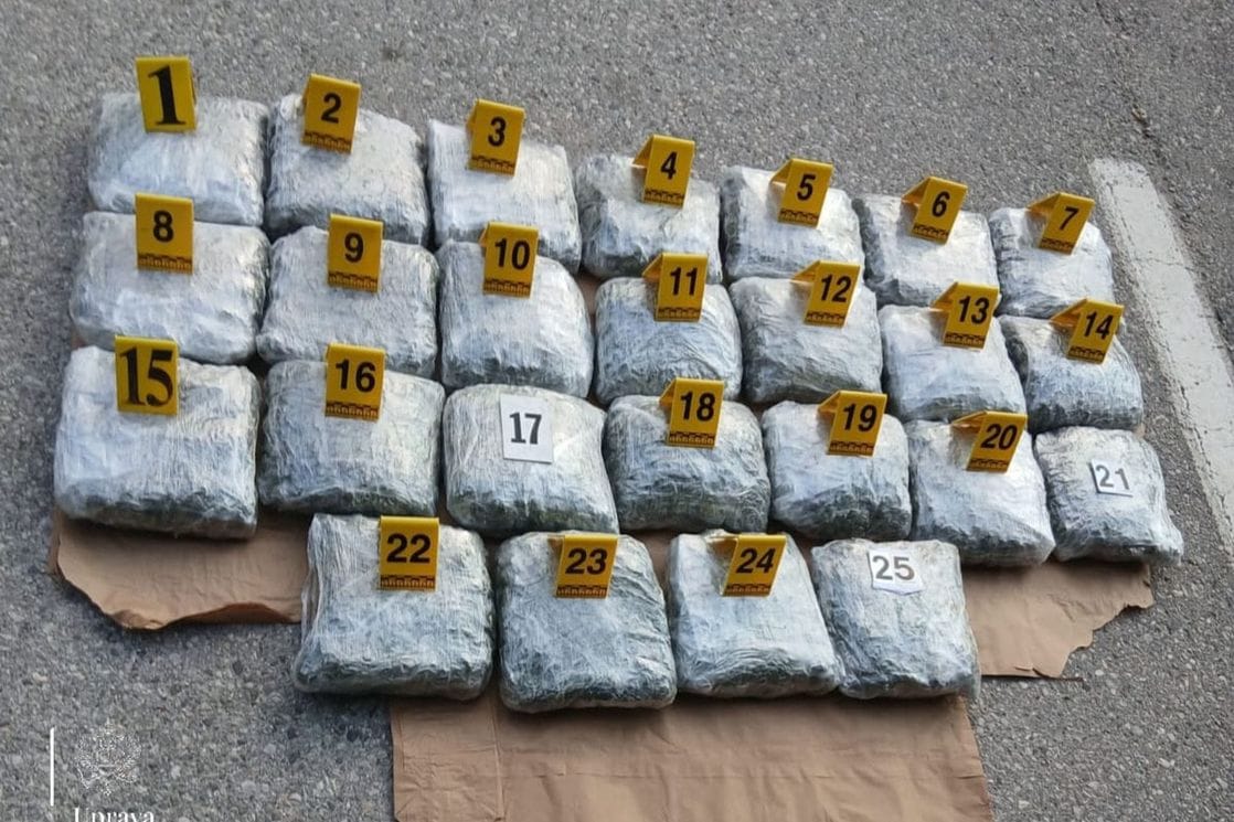 (FOTO) Zećanin uhapšen na granici: 25 kilograma marihuane krio u kolima