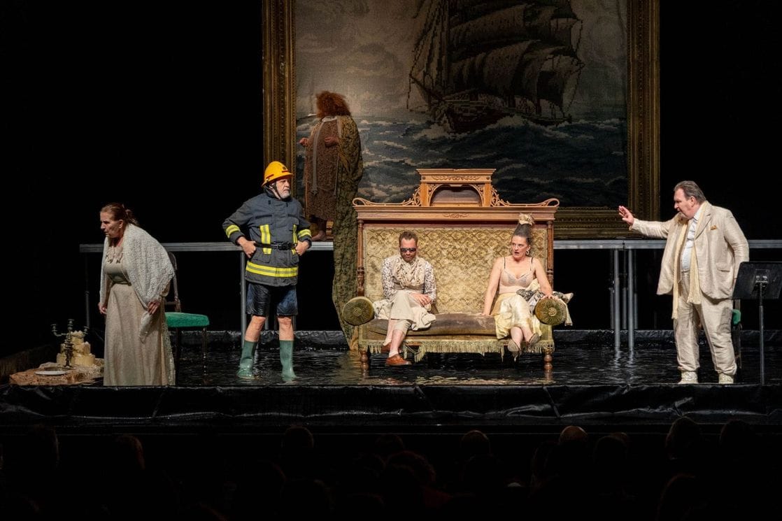 „Ćelava pjevačica“ otvorila RUTA fest u Tivtu; Božović: Privilegija i ozbiljna potvrda predanog rada