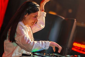 Crnogorska di-džejka i ovog ljeta na Ibici: Laris "vrti" muziku s najvećim tehno imenima