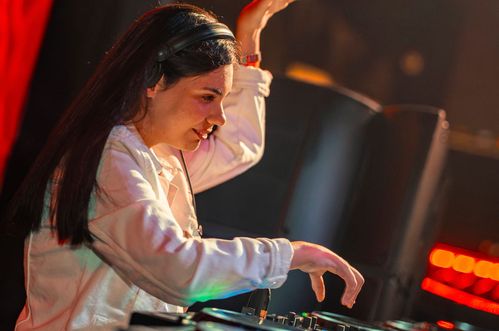 Crnogorska di-džejka i ovog ljeta na Ibici: Laris "vrti" muziku s najvećim tehno imenima