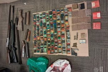 Uhapšen Zećanin: Oduzeto više komada oružja, 1.000 kapisli za punjenje patrona, preko 400 komada municije i mašina za pravljenje