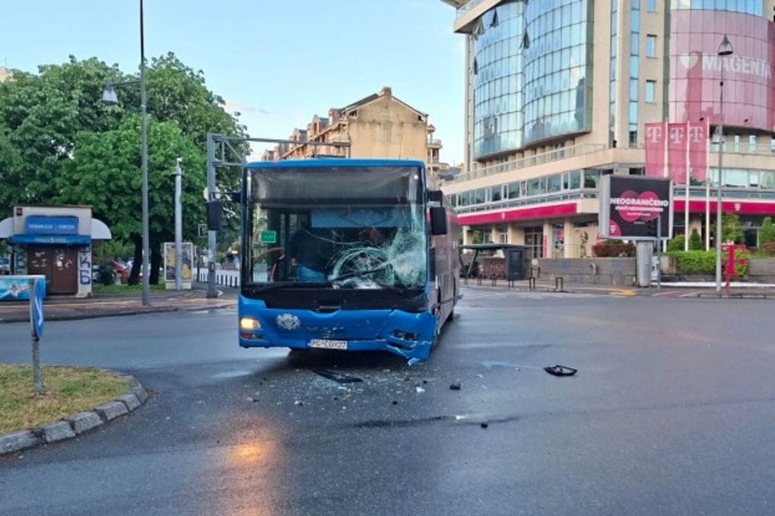 Podgorica: Sudarili se autobus i automobil