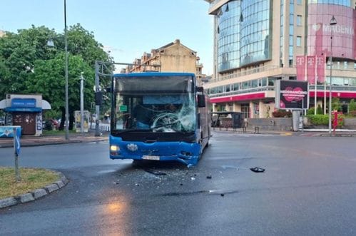 Podgorica: Sudarili se autobus i automobil, tri osobe se javile urgentnom bloku