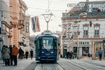 Osijek: Devedesetogodišnjak električnim trotinetom prošao kroz crveno i izazvao udes