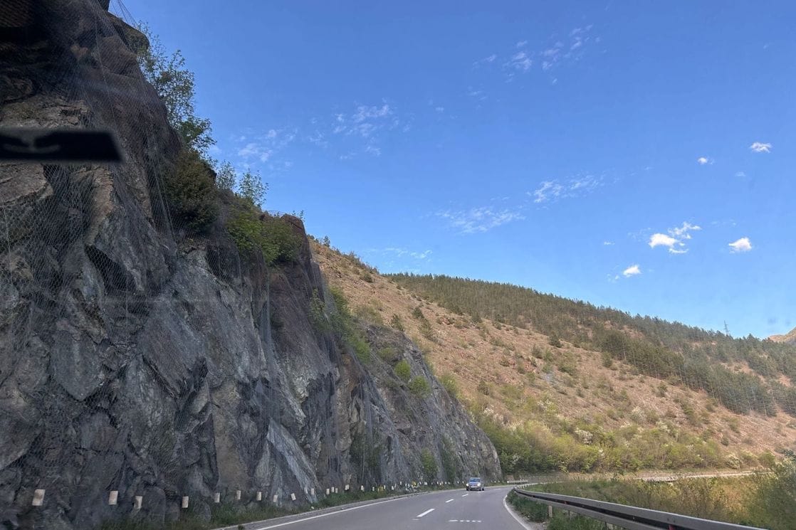 Putevi mjestimično mokri, oprez kroz usjeke zbog mogućih odrona