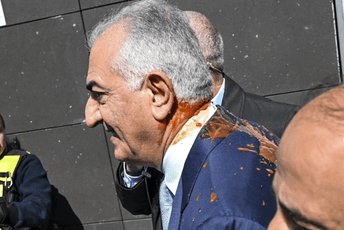 (VIDEO) Pahlavi poliven crvenom tečnošću u Berlinu, uhapšen napadač