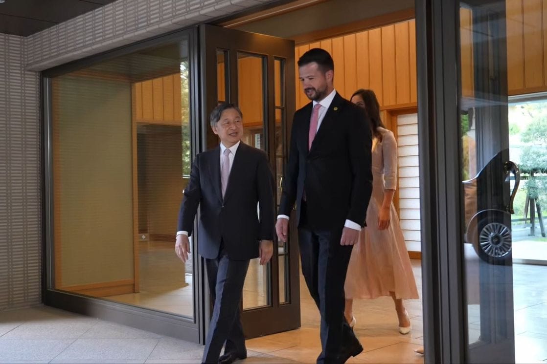 Kad laž ne stigne ni da obuje cipele