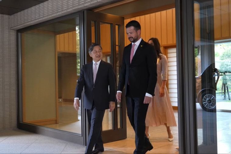 Kad laž ne stigne ni da obuje cipele