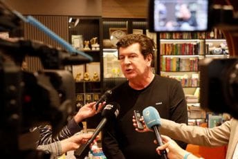(FOTO/VIDEO) Svjedočanstvo o bogatoj karijeri i umjetničkom putu: Momčilo Bajagić Bajaga u Budvi promovisao monografiju „Pesme“