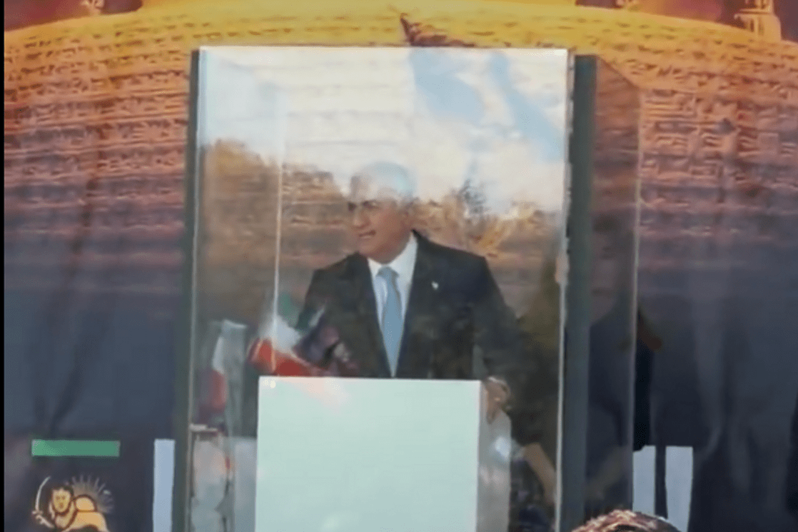 (VIDEO) Neobičan prizor: Pahlavi se obraćao iz staklene kutije otporne na metke