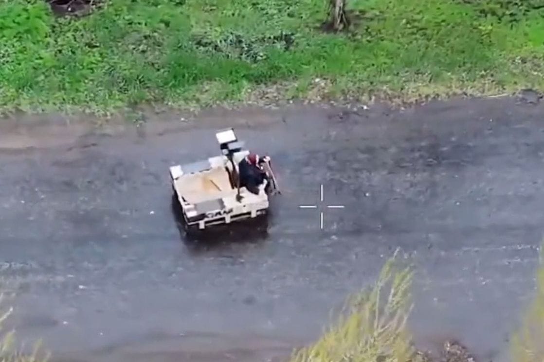 (VIDEO) Ukrajinci robotom evakuirali ženu (77) iz opasne zone