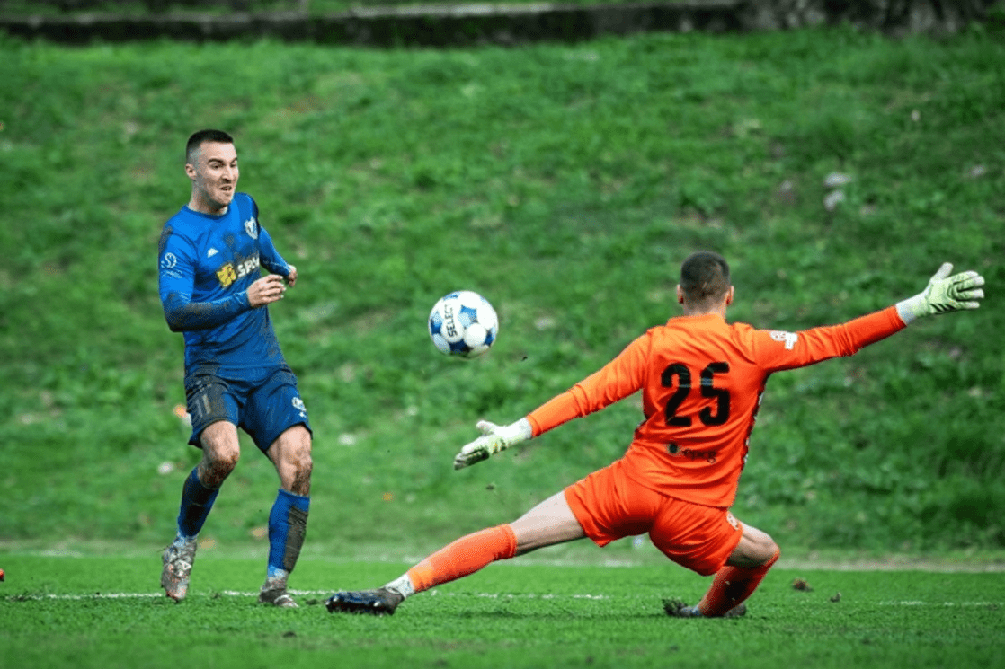 Sutjeska napada Jezero, Mornar na Starom aerodromu, derbi u Tuzima