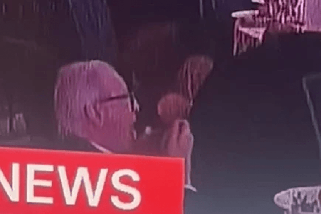 Snimak koji je osvojio mreže: Dok traje haos na večeri Bijele kuće, muškarac neometano jede