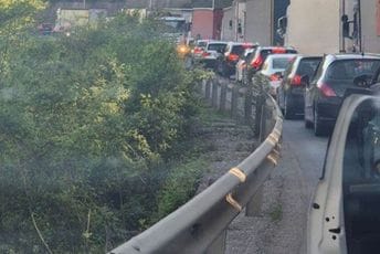 Saobraćajni haos na prelazima ka Srbiji: Zastoji zbog problema u učitavanju dokumenata (VIDEO)