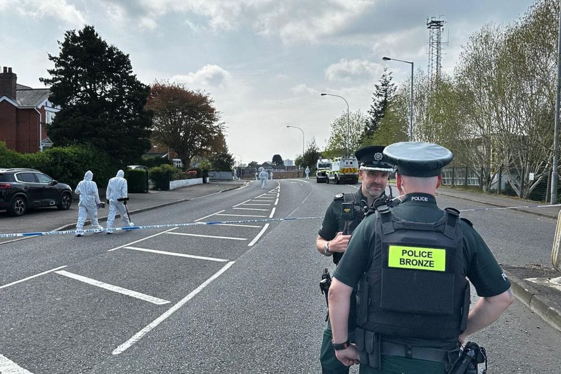 Eksplodiralo auto ispred policijske stanice u Belfastu: Vlasti sumnjaju da je iza svega Nova IRA