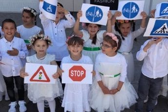 Akcija Parking servisa: Djeca “kontrolisala” parkiranje i ostavila poruke vozačima