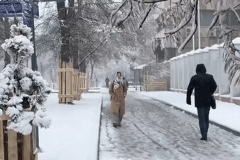 (VIDEO) Zima se naglo vratila u Moskvu, snijeg rušio stabla i uništavao automobile