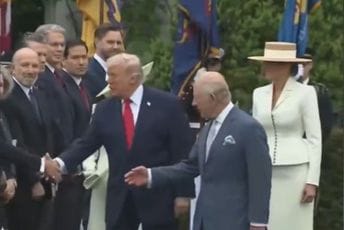 (VIDEO) Neugodan trenutak: Tramp se “ubacio” u red za rukovanje prije kralja i kraljice
