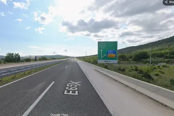 Crnogorci izazvali haos na autoputu u Hrvatskoj: Jedan automobil gurao drugi prema Dubrovniku