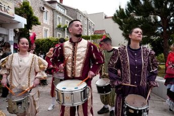 (FOTO/VIDEO) Uprkos lošem vremenu Feštađuni oživjeli duh karnevala: Pogledajte atmosferu sa ulica Budve