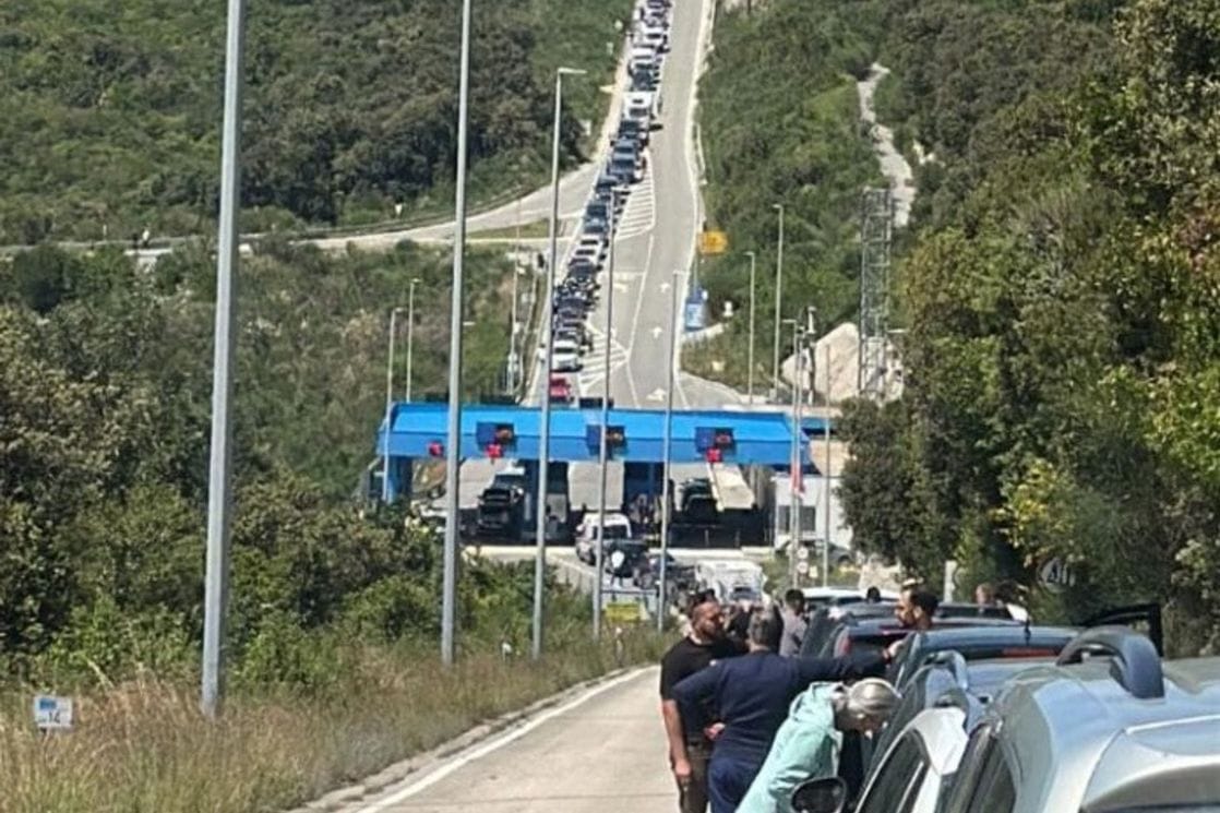 Gužve na granicama za 1. maj: U kolonama čekali i do dva sata